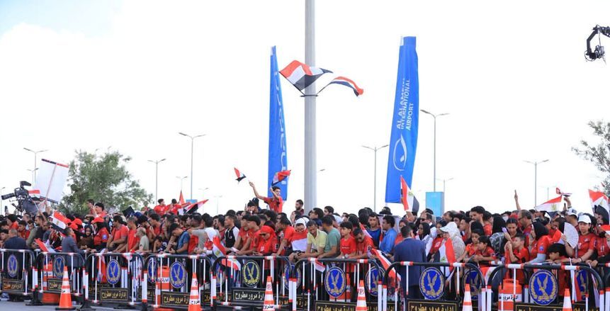وصول منتخب مصر إلى مطار العلمين وسط استقبال جماهيري غفير (فيديو)