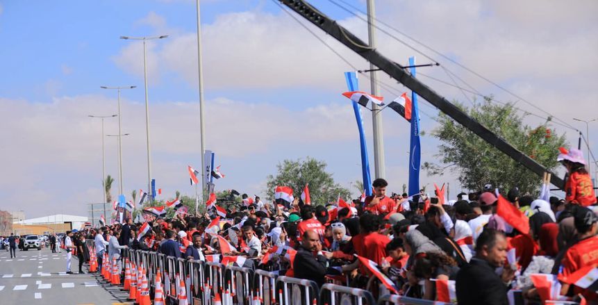 ​من كل شبر في مصر.. الآلاف يزحفون لاستقبال بعثة المنتخب بمطار العلمين