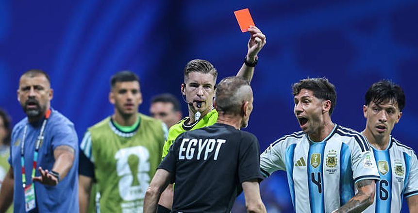 رغم الشكوى منه.. «فيفا» يتحدى مصر ويكافئ حكم الـ«VAR» بمباراة الأرجنتين