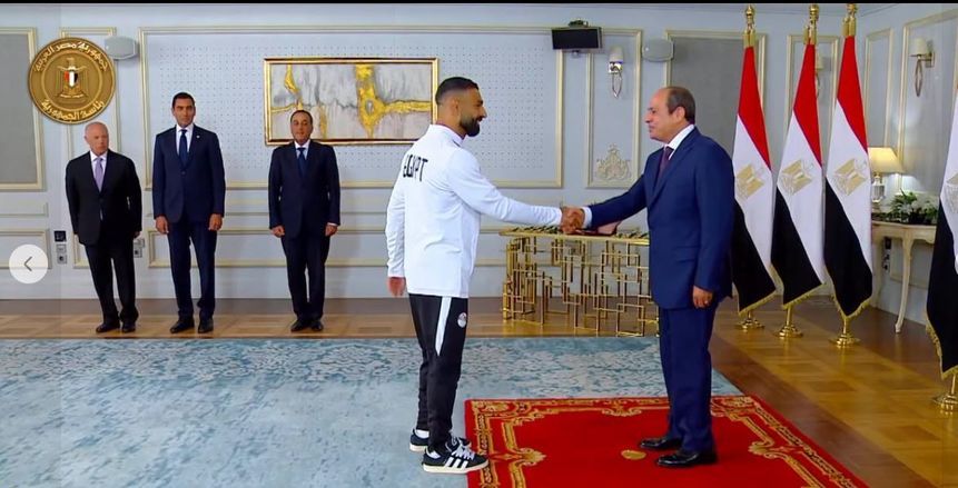 الرئيس السيسي يكرم منتخب مصر ويتناول الغداء مع اللاعبين (فيديو)