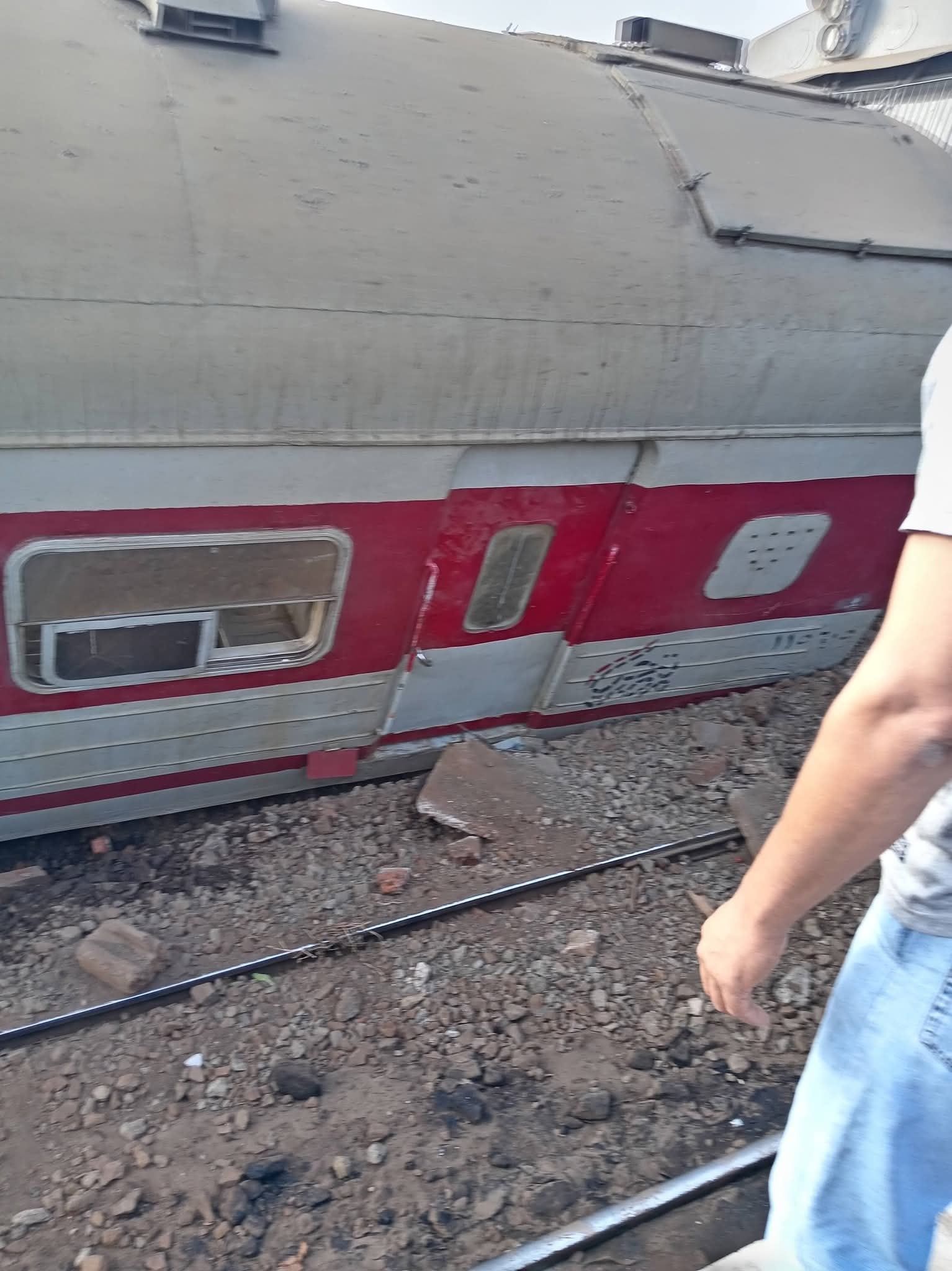 خروج عربة قطار عن القضبان بمحطة محلة روح بطنطا (2)
