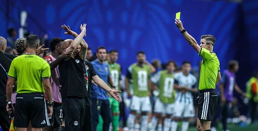 فيفا يستبعد حكم مباراة مصر والأرجنتين من كأس العالم.. ويطيح بـ6 آخرين