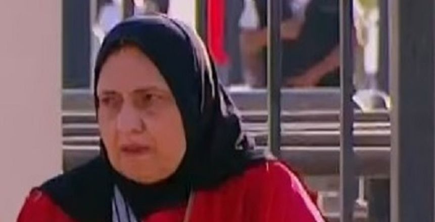 «مسنة» تتحدى الظروف الصحية للمشاركة في حفل تكريم المنتخب (فيديو)
