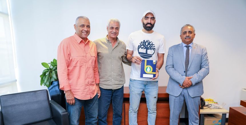 أحمد صلاح ينتقل لطائرة بتروجت