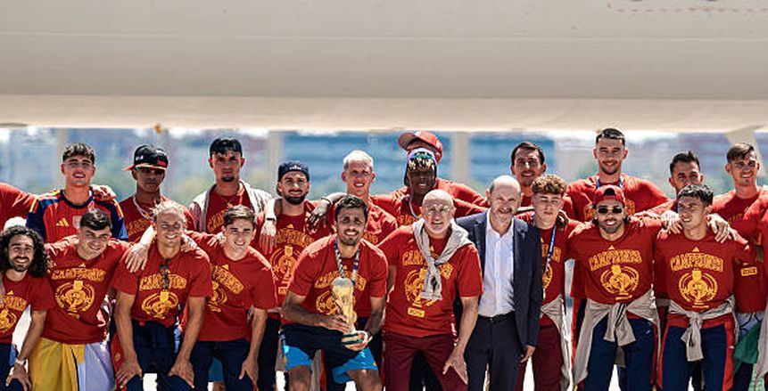 بعثة منتخب إسبانيا بطل العالم 2026 تصل مطار مدريد (صور)