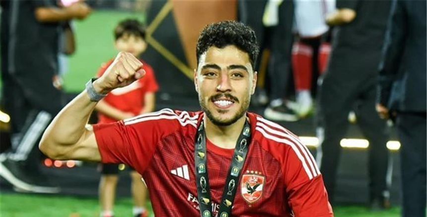 ظروف أسرية تهدد عودة أكرم توفيق للأهلي.. واللاعب يترقب عرضا قطريا