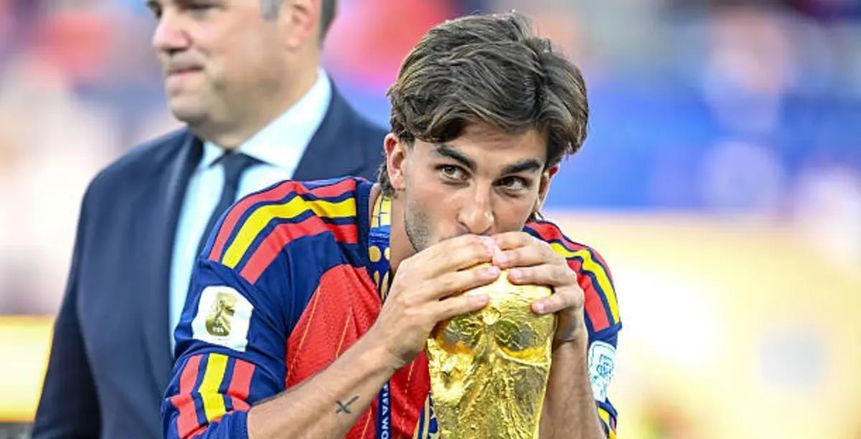 أصبح بطلا لإسبانيا.. برشلونة يسعى للحفاظ على توريس بعد هدفه المونديالي