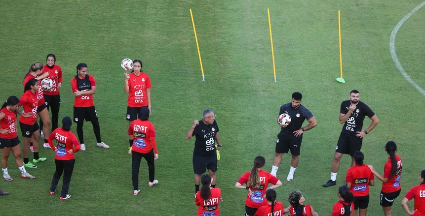 منتخب الكرة النسائية يواصل تدريباته قبل السفر للمشاركة بأمم أفريقيا
