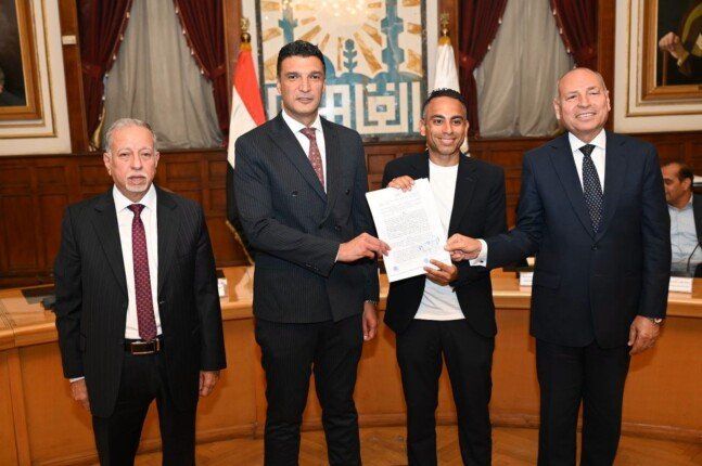 تسليم 40 عقد تقنين أوضاع بـ شق الثعبان