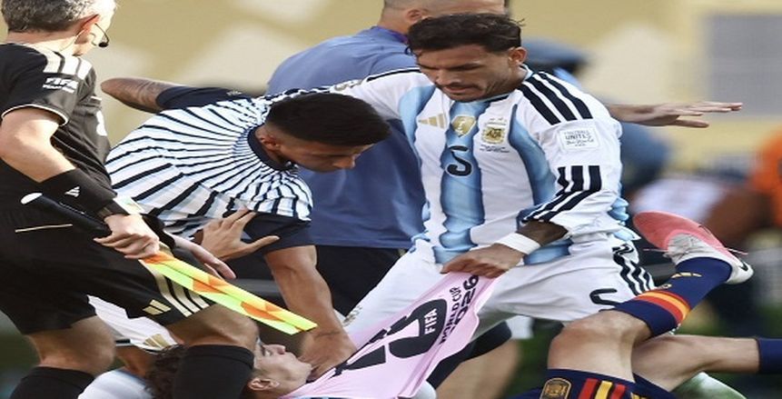 باريديس يشعل اشتباكات نهائي المونديال بالاعتداء على لاعبي إسبانيا «فيديو»
