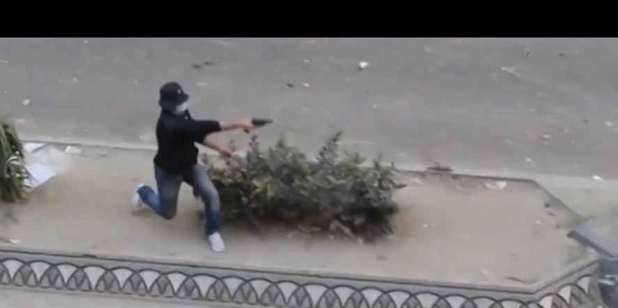 الإخوان يستهدفون المصريون بالرصاص في الشوارع الإخوان يستهدفون المصريون بالرصاص في الشوارع