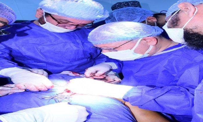 رئيس جامعة سوهاج يترأس فريقًا جراحيًا يعيد الحركة لطفل أصيب بشلل كامل بالذراع رئيس جامعة سوهاج يترأس فريقًا جراحيًا يعيد الحركة لطفل أصيب بشلل كامل بالذراع