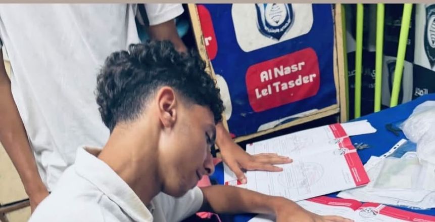 محمد هشام يوقع أول عقد احتراف مع الفريق الأول بالنصر للتصدير