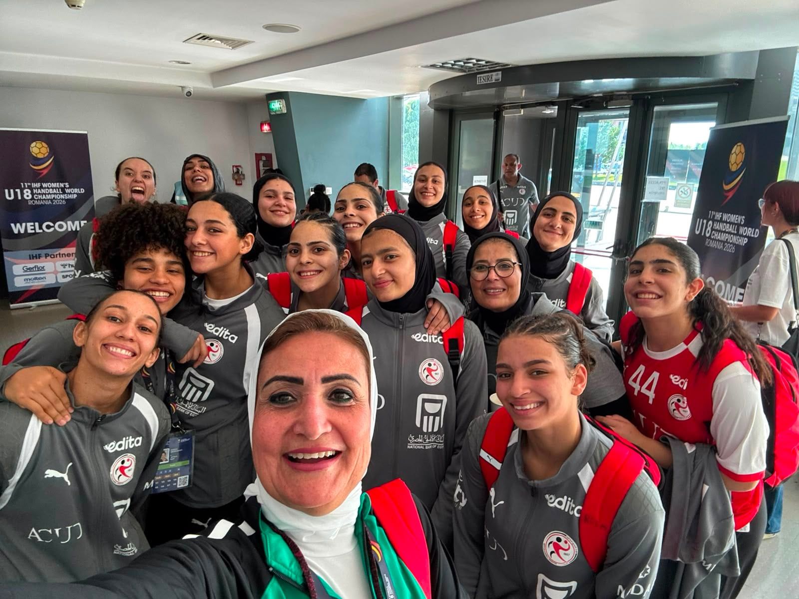 احتفال ناشئات اليد بالفوز على فرنسا