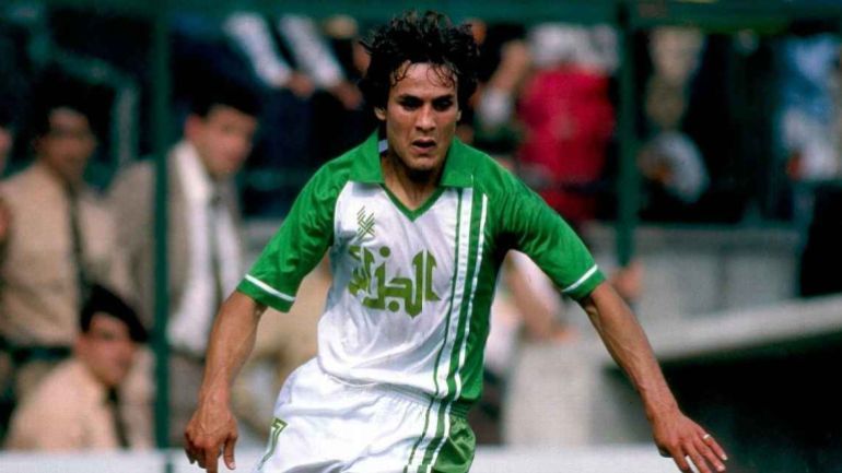 لاعب الجزائر التاريخي رابح ماجر يرتدي قميص منتخب بلاده في مونديال 1982