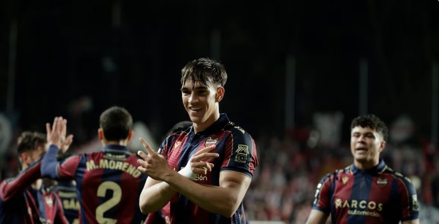 اهتمام ريال مدريد يجمّد انتقال كارلوس إسبي إلى الدوري الإنجليزي