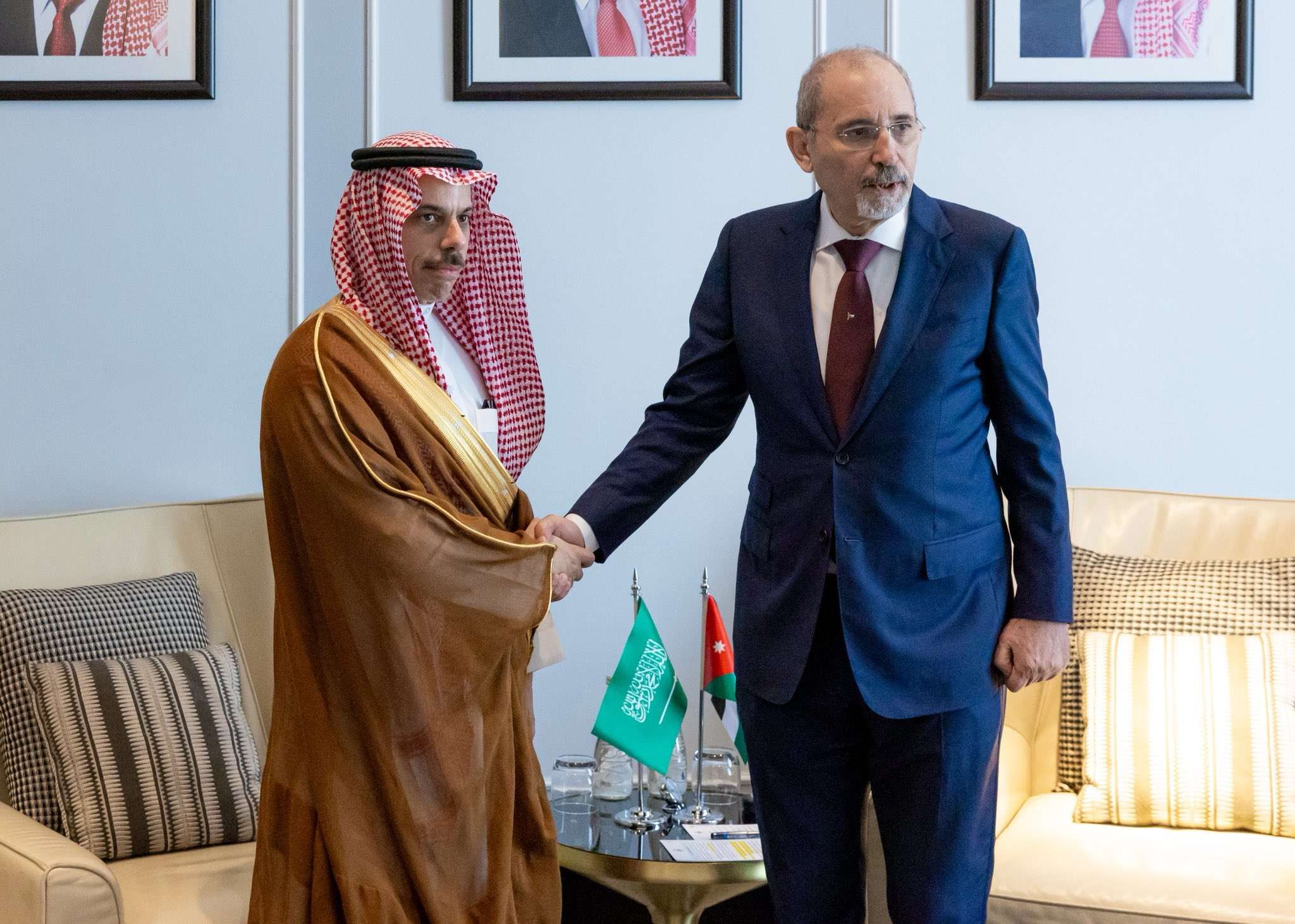 وزير الخارجية يلتق وزير خارجية الأردن