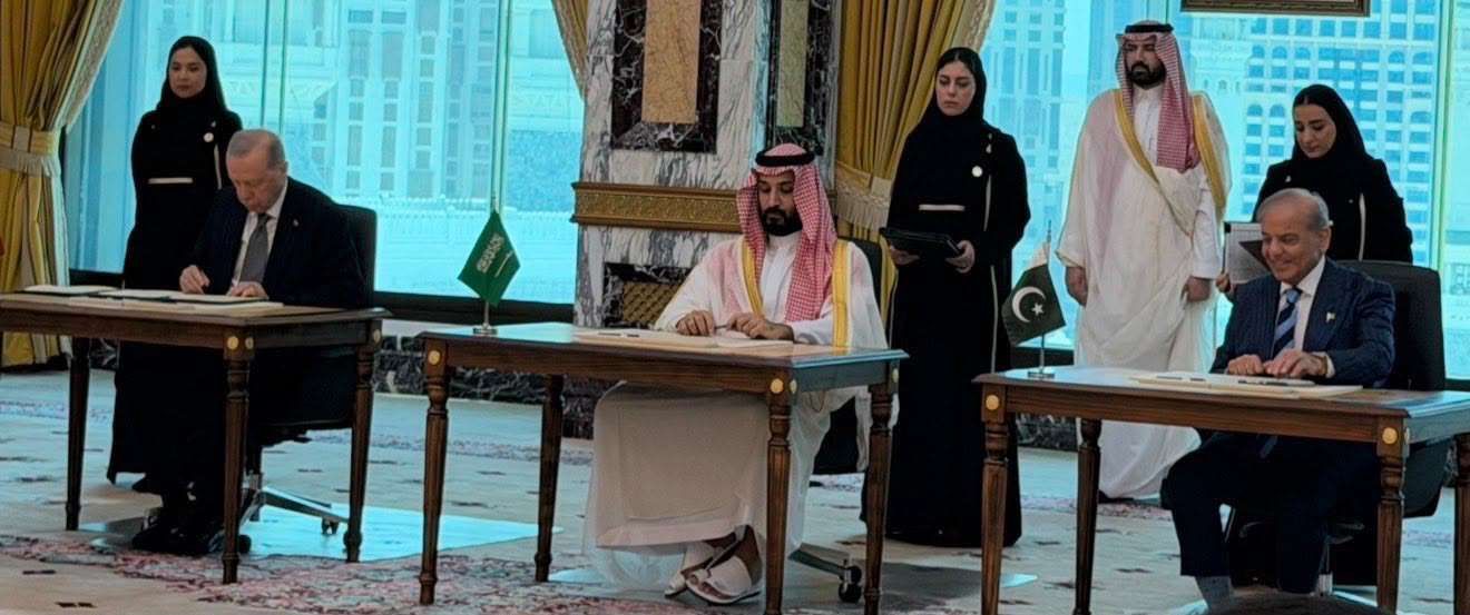 جانب من توقيع اتفاقية مكة للدفاع المشترك