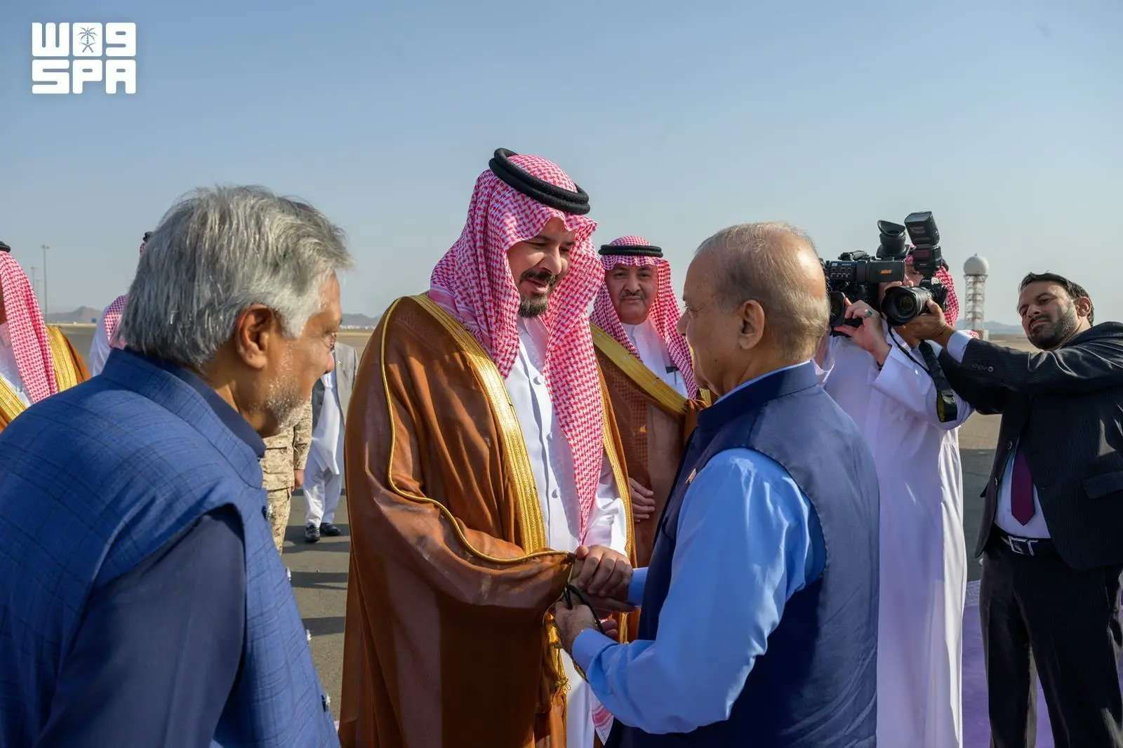 رئيس وزراء باكستان يغادر المدينة بعد زيارة المسجد النبوي