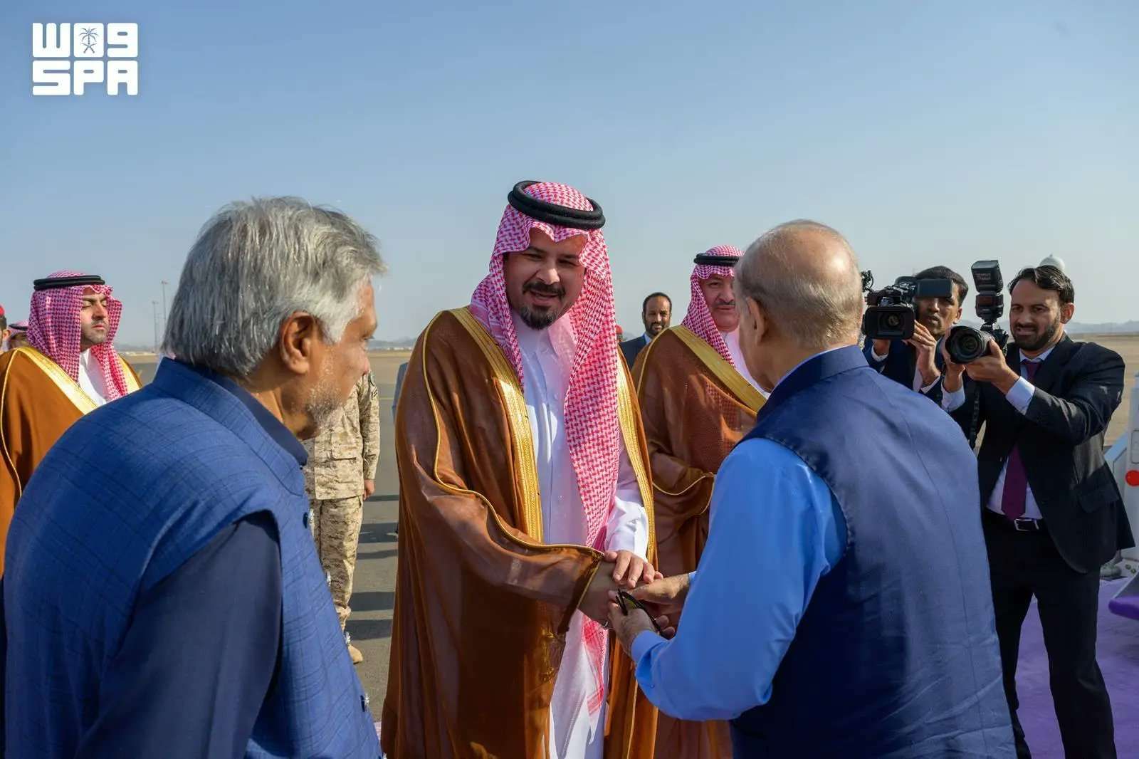 رئيس وزراء باكستان يغادر المدينة بعد زيارة المسجد النبوي