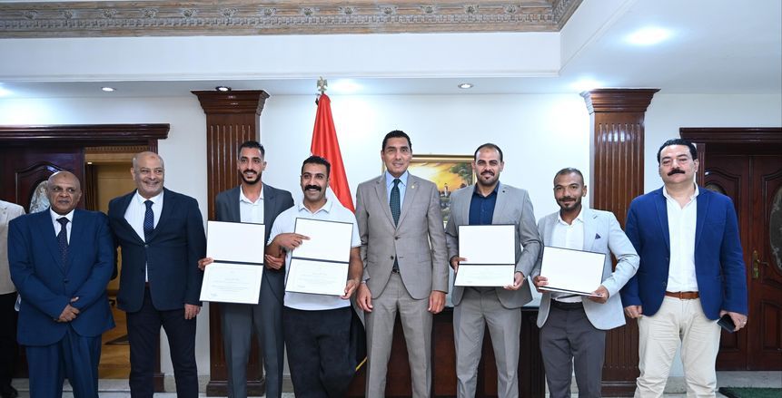 تكريم فريق المنقذين والعاملين بحمام السباحة الأولمبي بمركز التنمية الشبابية والرياضية بالجزيرة «1»