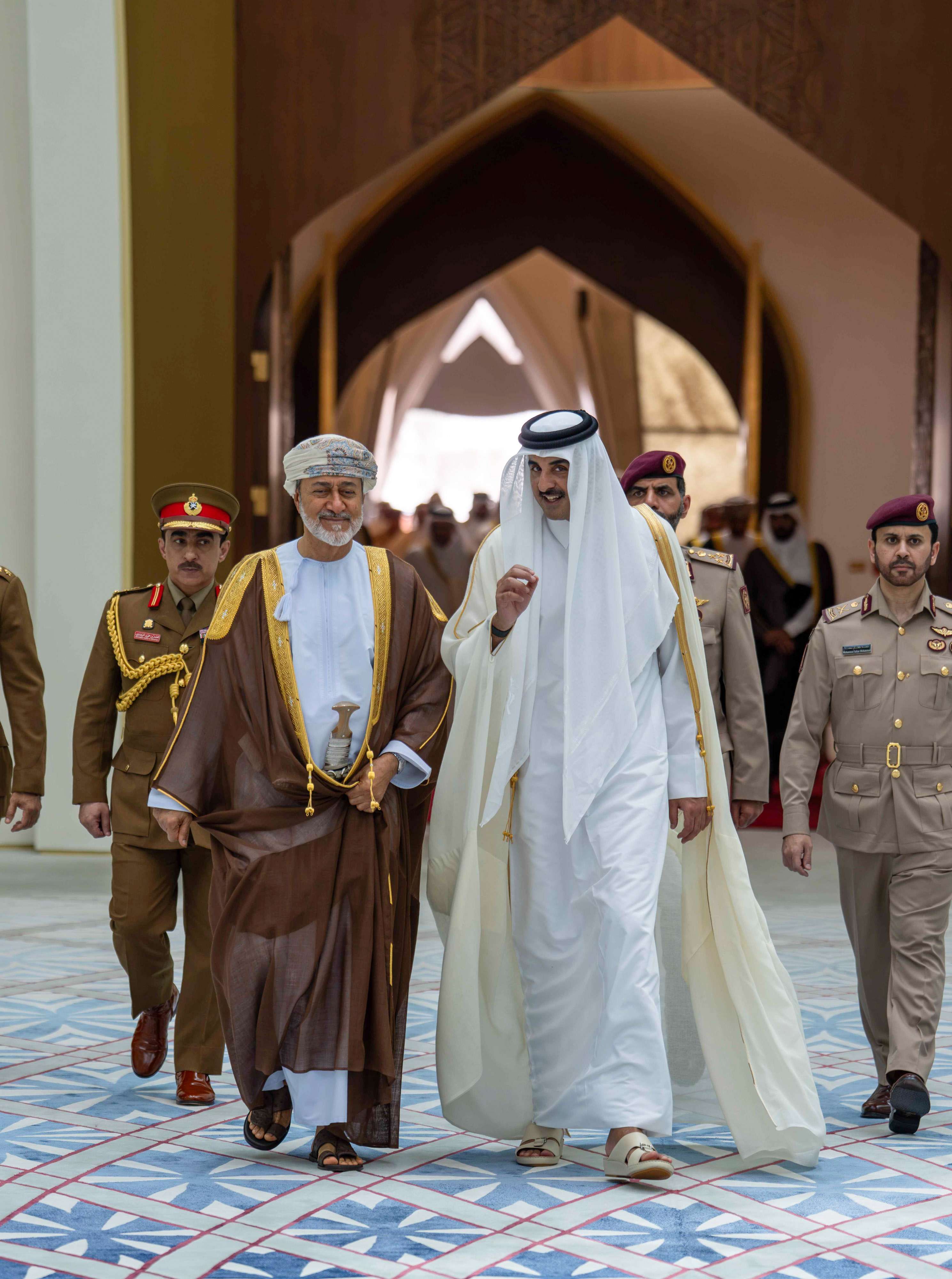 جانب من استقبال أمير قطر سلطان عمان