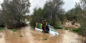 سيدي بوزيد..انقاذ شابين كانا داخل شاحنة جرفتها السيول..