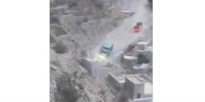 فيديو يوثق حادث مروع .. انقلاب شاحنة من طريق جبلي في تعز وإصابة السائق ونجله