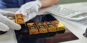 الذهب يتراجع عن أعلى مستوى في أسبوعين مع ارتفاع أسعار النفط