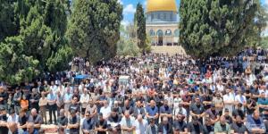 آلاف الفلسطينيين يؤدون صلاة الجمعة في المسجد الأقصى المبارك