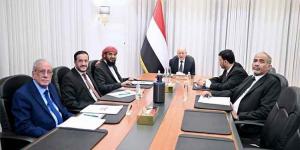 مجلس القيادة الرئاسي يشيد بأداء حكومة الزنداني في تنفيذ الإصلاحات الاقتصادية والإدارية ويؤكد على أهمية مضاعفة الجهود