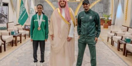 محافظ الطائف يكرّم اللاعبة مريم محجب لإنجازها في البطولة العربية لألعاب القوى