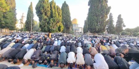 70 ألفا يؤدون صلاة الجمعة في المسجد الأقصى