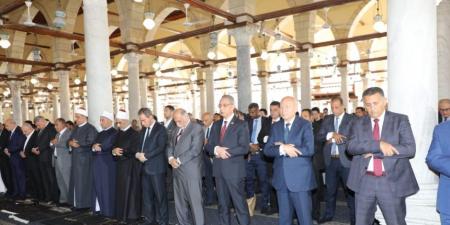محافظو القاهرة والجيزة والقليوبية يؤدون صلاة الجمعة في مسجد عمرو بن العاص