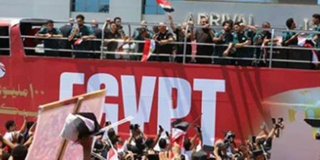 حافلة منتخب مصر تصل إلى فندق الإقامة فى العلمين وسط استقبال جماهيري حافل