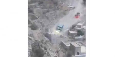 فيديو يوثق حادث مروع .. انقلاب شاحنة من طريق جبلي في تعز وإصابة السائق ونجله