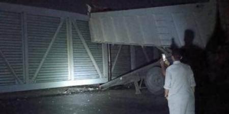 اصطدام تريلا بكوبري مشاة على طريق بنها المنصورة بكفر شكر