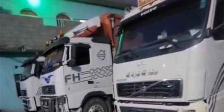 لليوم السابع.. شاحنات محملة بالدقيق تتكدس في منفذ الراهدة بسبب جبايات الحوثيين وتحذيرات من موجة غلاء حادة - [فيديو]