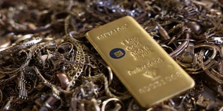 الذهب يهبط أكثر من 1% مع ارتفاع النفط وسط مخاوف إغلاق مضيق هرمز