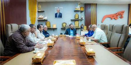 محافظ العاصمة عدن يطّلع على سير عمل الخطوط الجوية اليمنية وخططها التطويرية