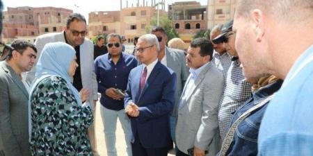 محافظ بني سويف يعاين ميدانيًا بعض المشكلات بعدد من الوحدات السكنية بمناطق الإسكان الاجتماعي