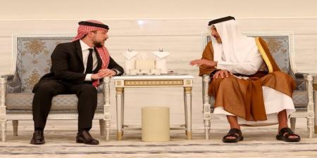 ولي العهد يقدم العزاء إلى أمير دولة قطر بوفاة الشيخ حمد