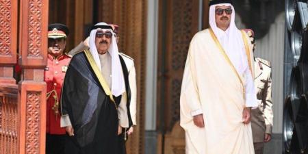 أمير الكويت يجري اتصالاً هاتفياً بأمير قطر للتعزية بوفاة الأمير الوالد