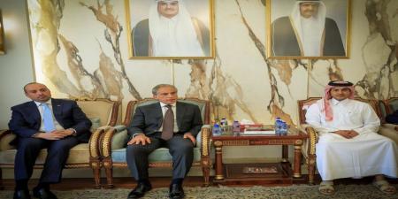 رئيس الوزراء يزور السفارة القطرية معزيا بوفاة الأمير الشيخ حمد بن خليفة آل ثاني