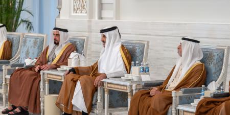 سيف بن زايد يقدم واجب العزاء إلى أمير قطر في وفاة الشيخ حمد بن خليفة آل ثاني