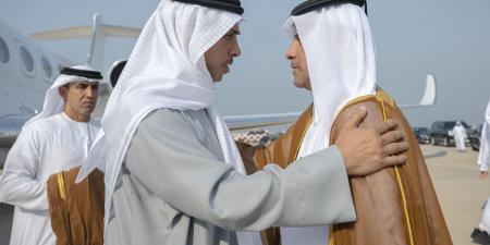 منصور بن زايد وعبدالله بن زايد يقدمان التعازي إلى أمير قطر في وفاة حمد بن خليفة آل ثاني