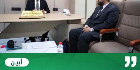 محافظ أبين يناقش أوضاع المتقاعدين ويؤكد تسهيل صرف المعاشات والتحول الإلكتروني