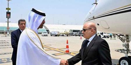 الرئيس العليمي يصل الدوحة لتقديم واجب العزاء بوفاة الشيخ حمد بن خليفة آل ثاني