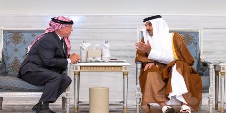 الملك يقدم العزاء إلى أمير دولة قطر بوفاة الشيخ حمد