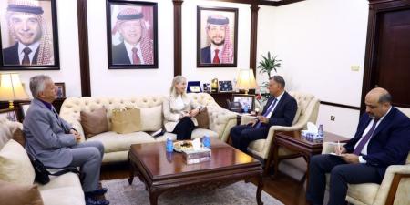 وزير الداخلية يبحث والسفيرة الهولندية تعزيز التعاون الأمني